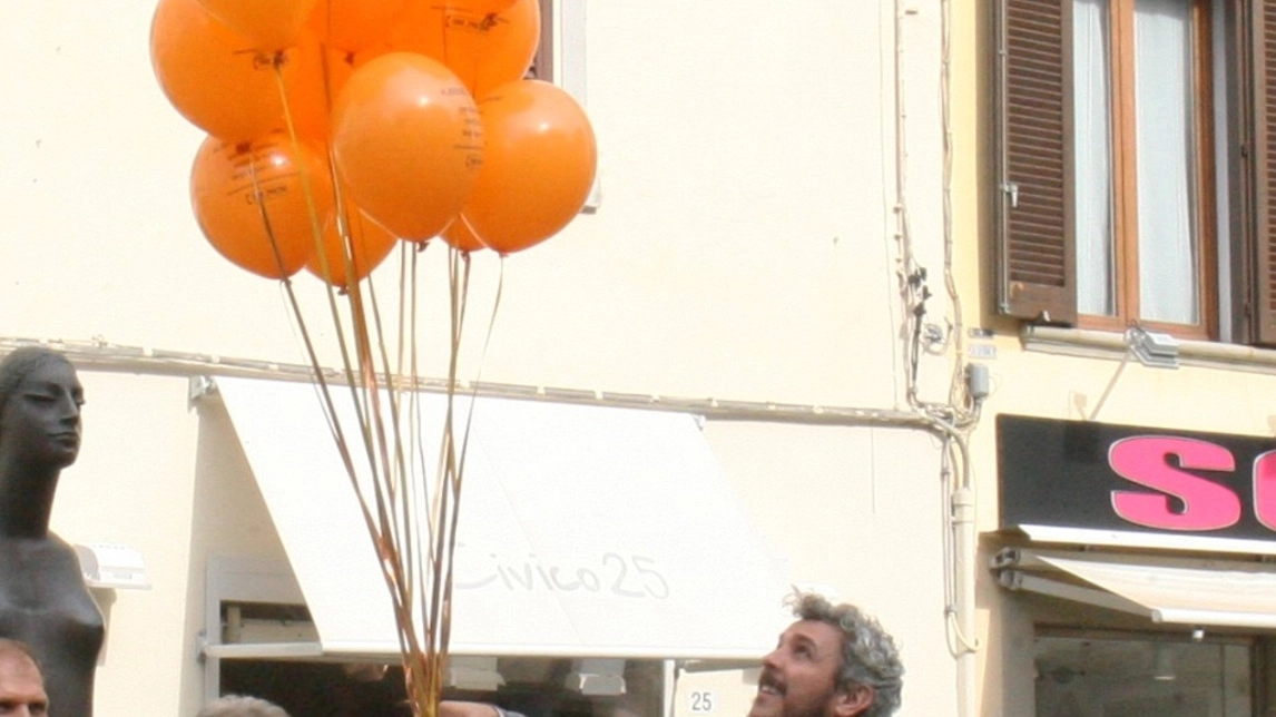 Il lancio dei palloncini in occasione della Giornata europea contro la tratta