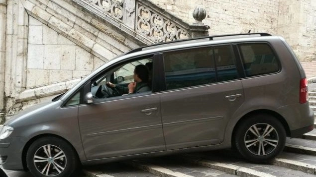 Un automobilista che è sceso con disinvoltura  dalle storiche scalette  di Sant’Ercolano, non è stato l’unico