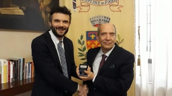 Il sindaco di Prato, Matteo Biffoni, con il professor Maurizio Fioravanti