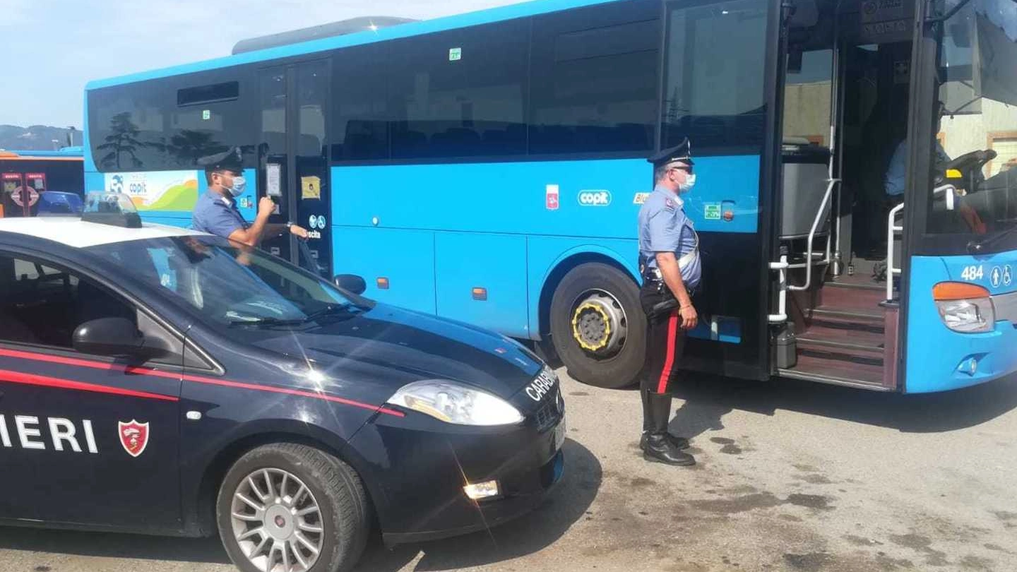 I carabinieri rilevano i danni e le prove su due autobus del Copit 