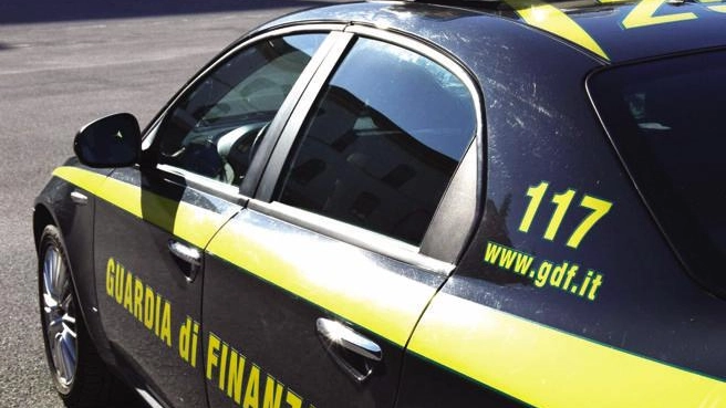 Controlli della Finanza su alcuni distributori della provincia di Lucca