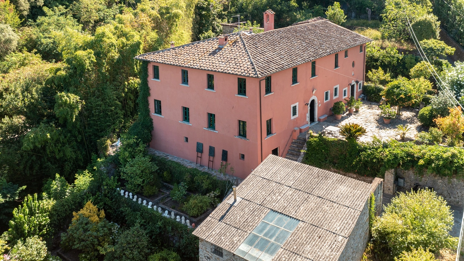 La dimora in vendita sulle colline versiliesi