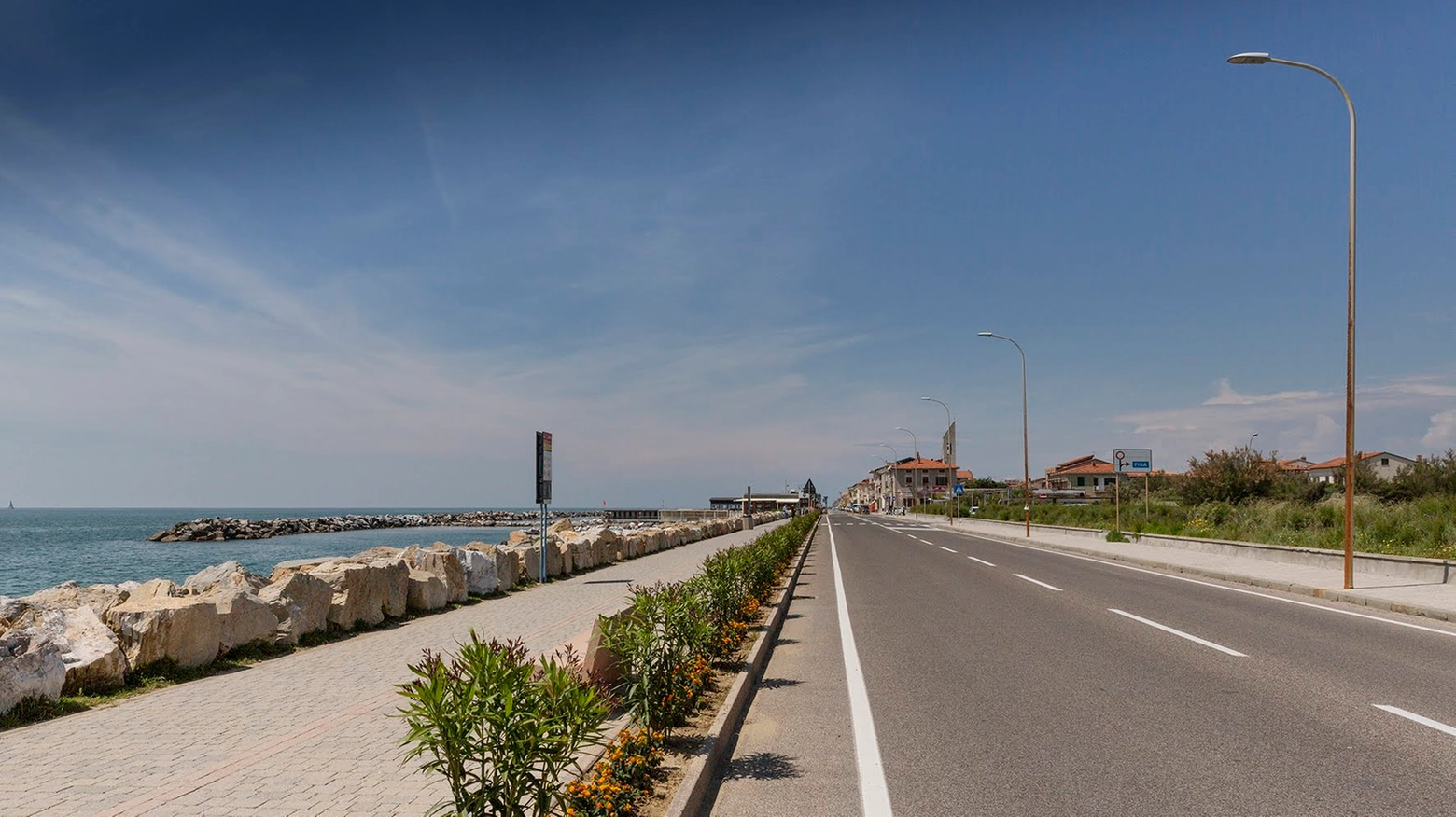 La strada litoranea che congiunge Marina, Tirrenia e Calambrone