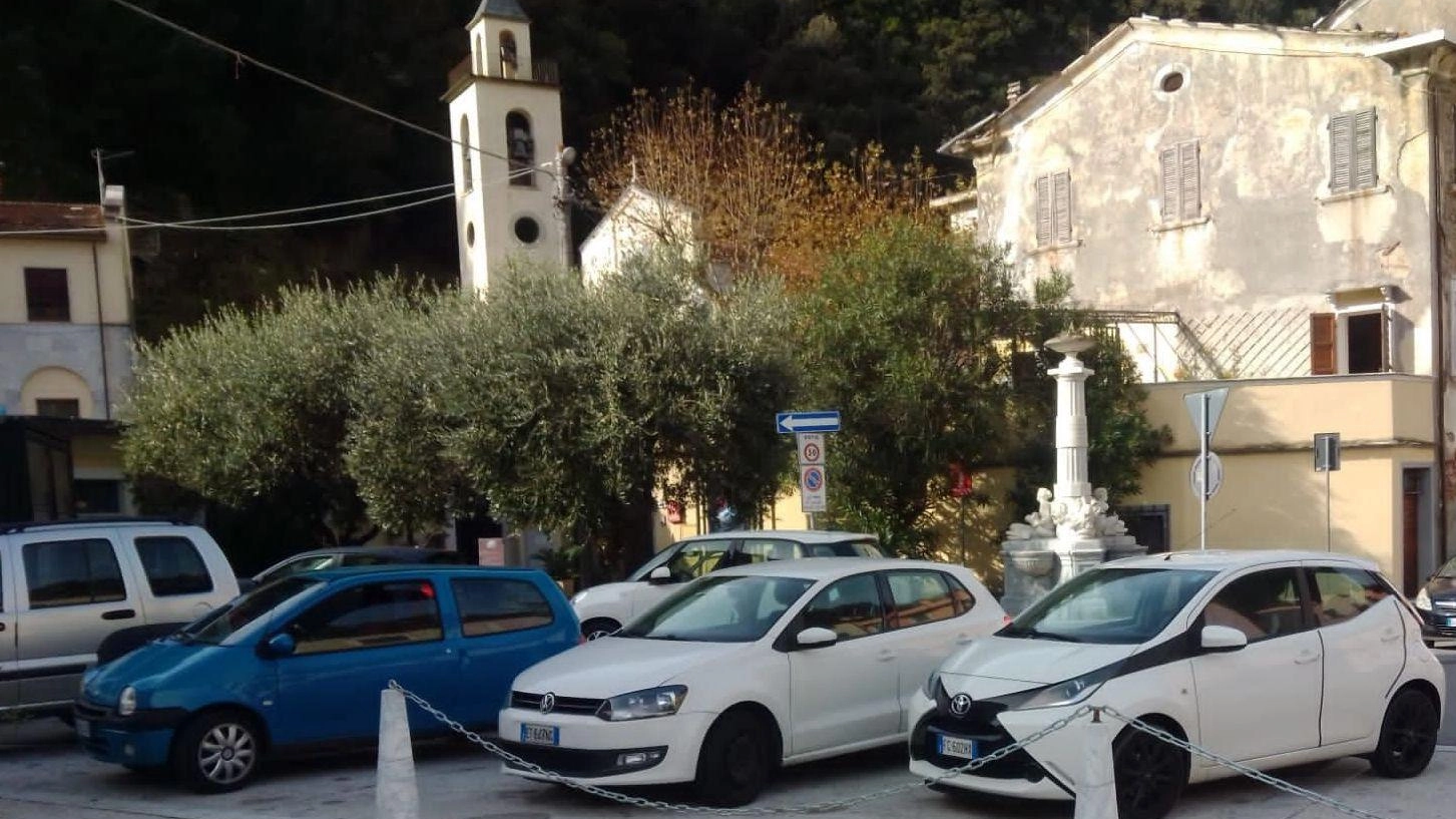 Nuovo ordine in piazza Carducci. Ricollocate le colonnine abbattute: "Stop alla sosta nell’area pedonale" Nuovo ordine in piazza Carducci. Ricollocate le colonnine abbattute: "Stop alla sosta nell’area pedonale"