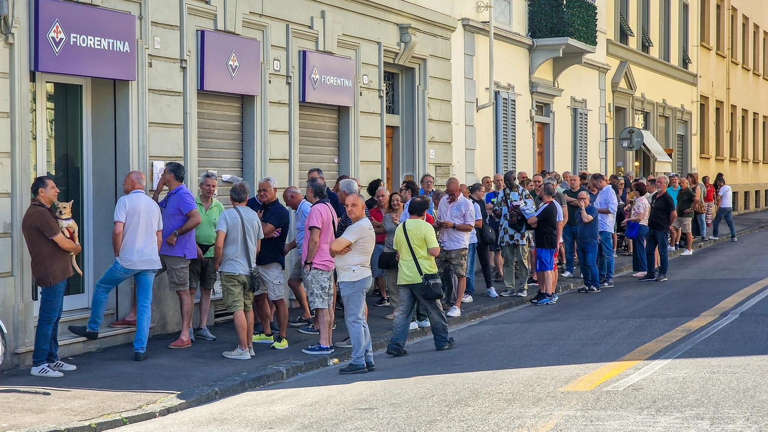 Tifosi della Fiorentina in fila per l'abbonamento (Foto Germogli) Tifosi della Fiorentina in fila per l'abbonamento (Foto Germogli)