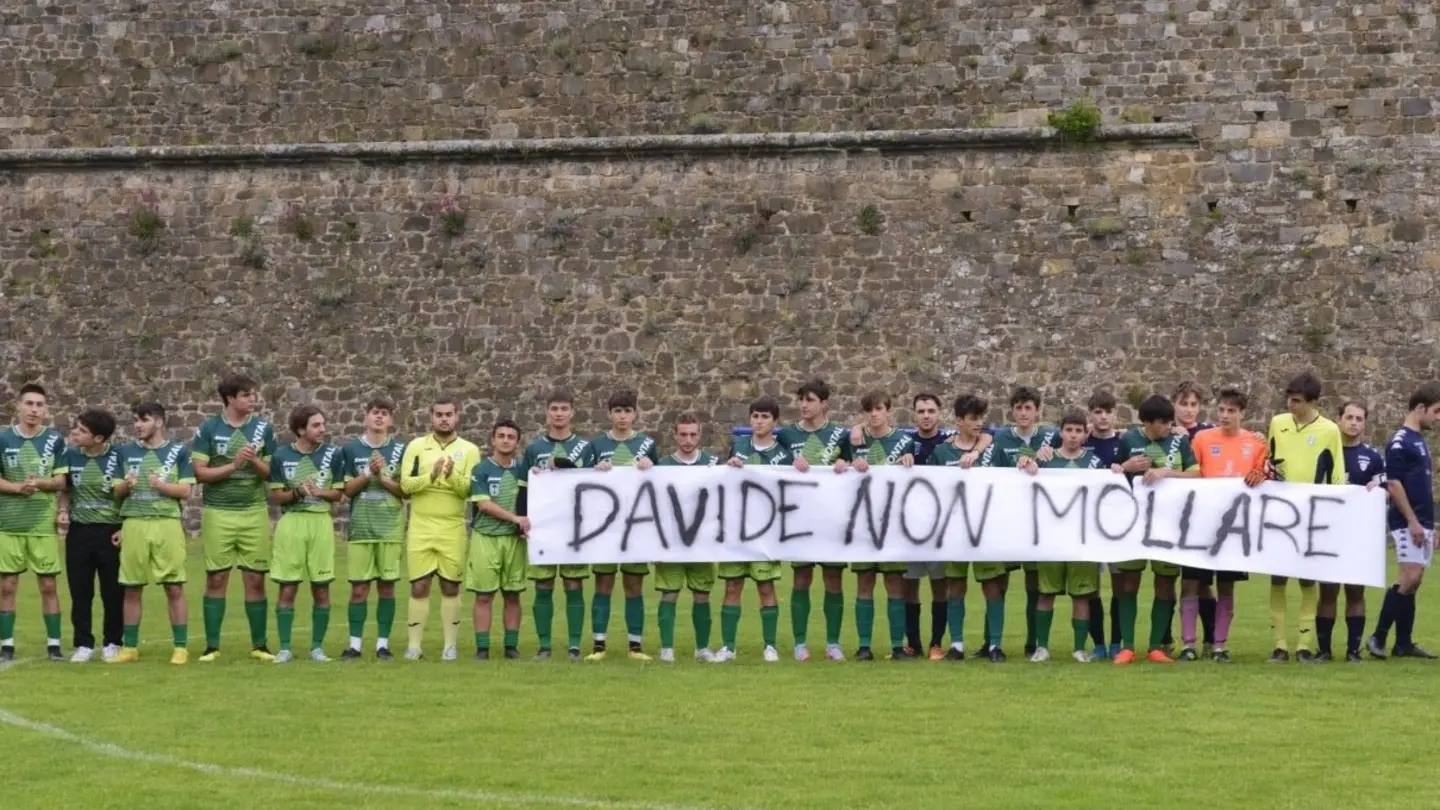 Lo striscione di incoraggiamento dei ragazzi di Montalcino per l’atleta Lo striscione di incoraggiamento dei ragazzi di Montalcino per l’atleta