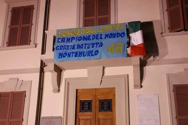Lo striscione in municipio