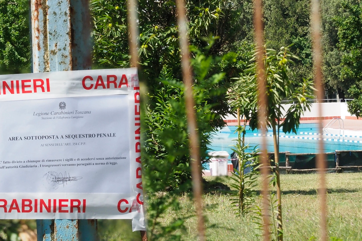 La piscina sotto sequestro a Villafranca in Lunigiana (foto Pasquali)