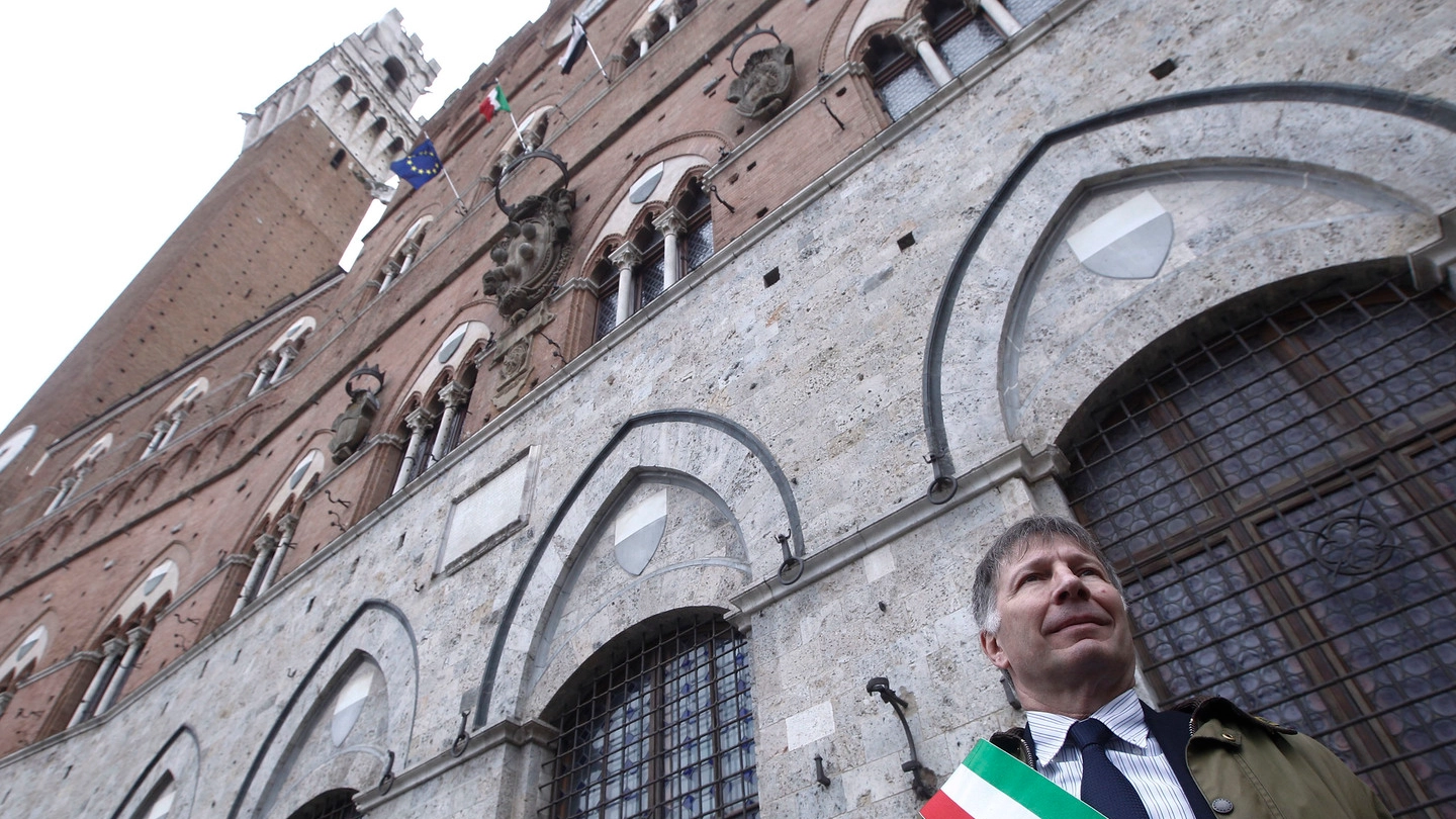 Il sindaco di Siena, De Mossi, nel minuto di silenzio per le vittime del coronavirus
