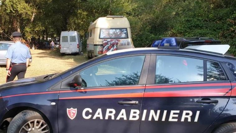 Intervento dei carabinieri per identificare i partecipanti ad un rave party