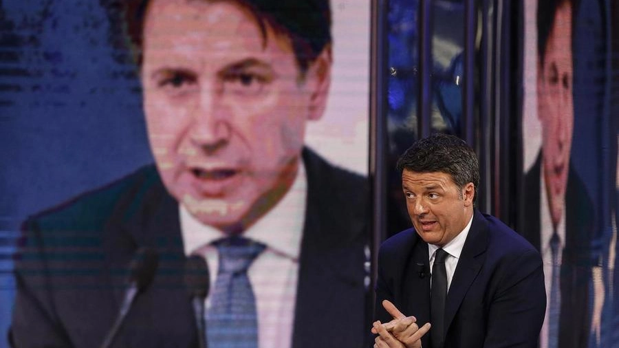 Matteo Renzi e, sullo sfondo, Giuseppe Conte (Ansa)