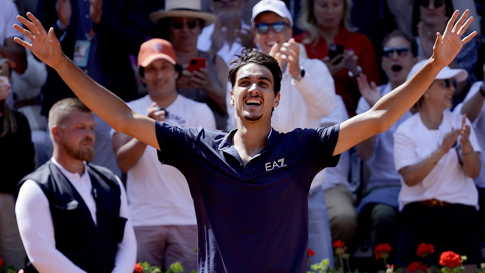 <p>Impresa Sonego: al quinto set completa la rimonta su Rublev. L'azzurro vola agli ottavi del Roland Garros / <a href="https://sport.quotidiano.net/tennis/musetti-norrie-roland-garros-76d63e72">Ok anche Musetti</a> / <a href="https://sport.quotidiano.net/tennis/fognini-ofner-roland-garros-59b27eaa">Fognini eliminato</a></p>
