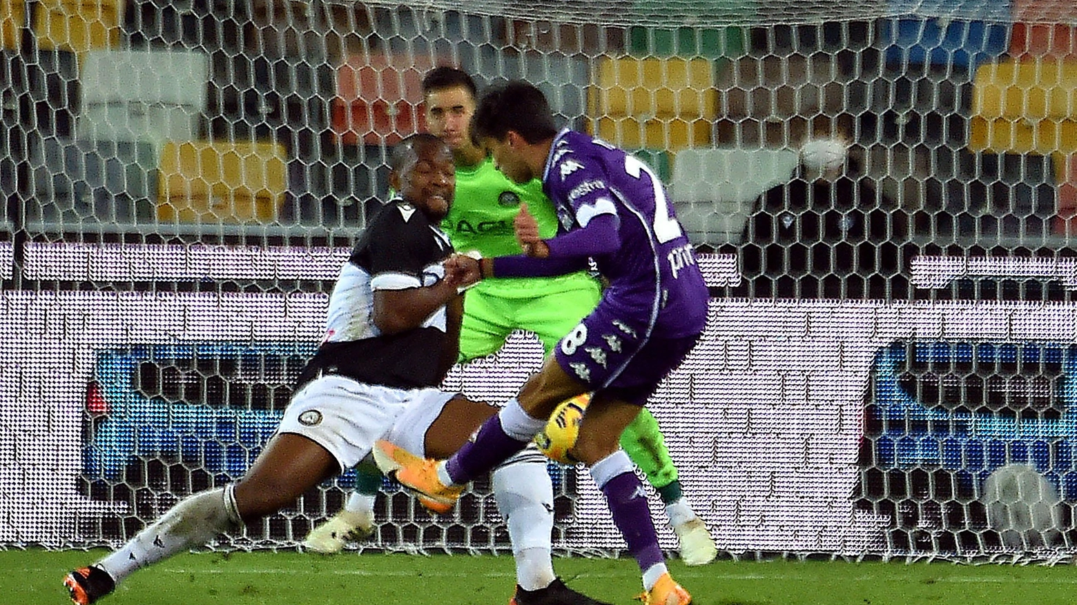 Udine, la Fiorentina passa alla «Dacia Arena» grazie a questo sinistro affilato di Montiel