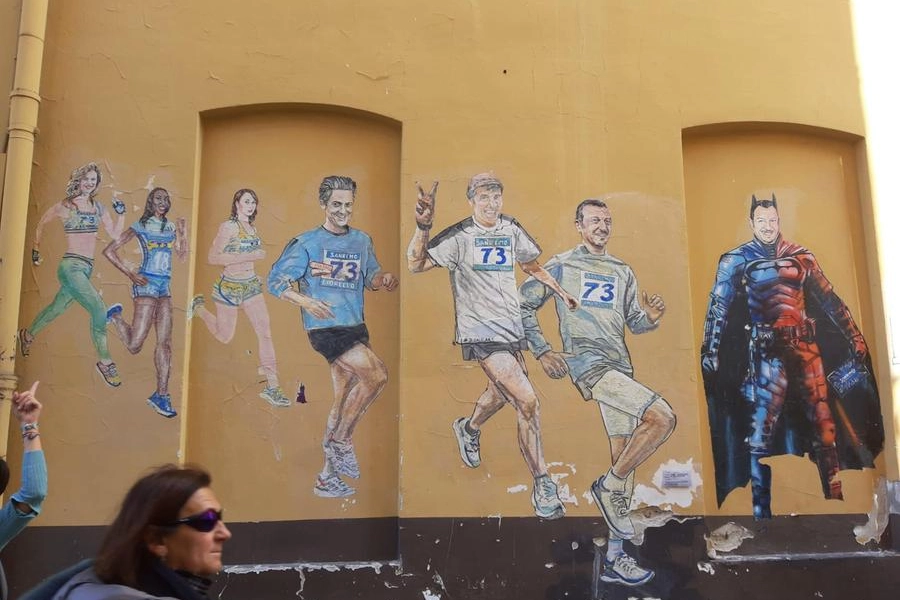Il murales apparso a Sanremo con Amadeus in versione maratoneta e superoe