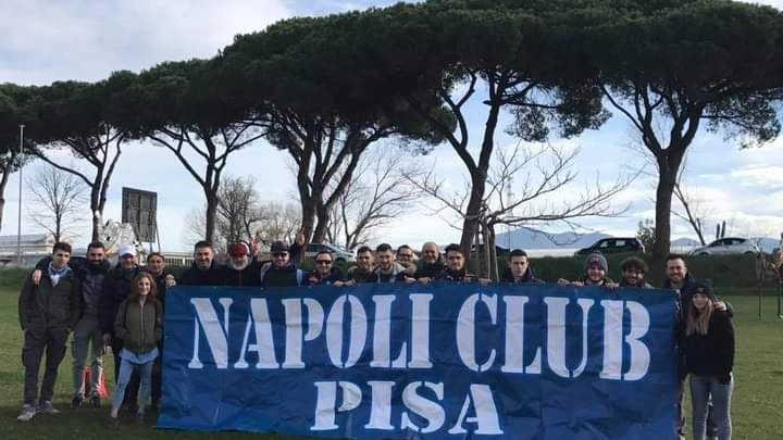 Un gruppo di tifosi del Napoli club Pisa 