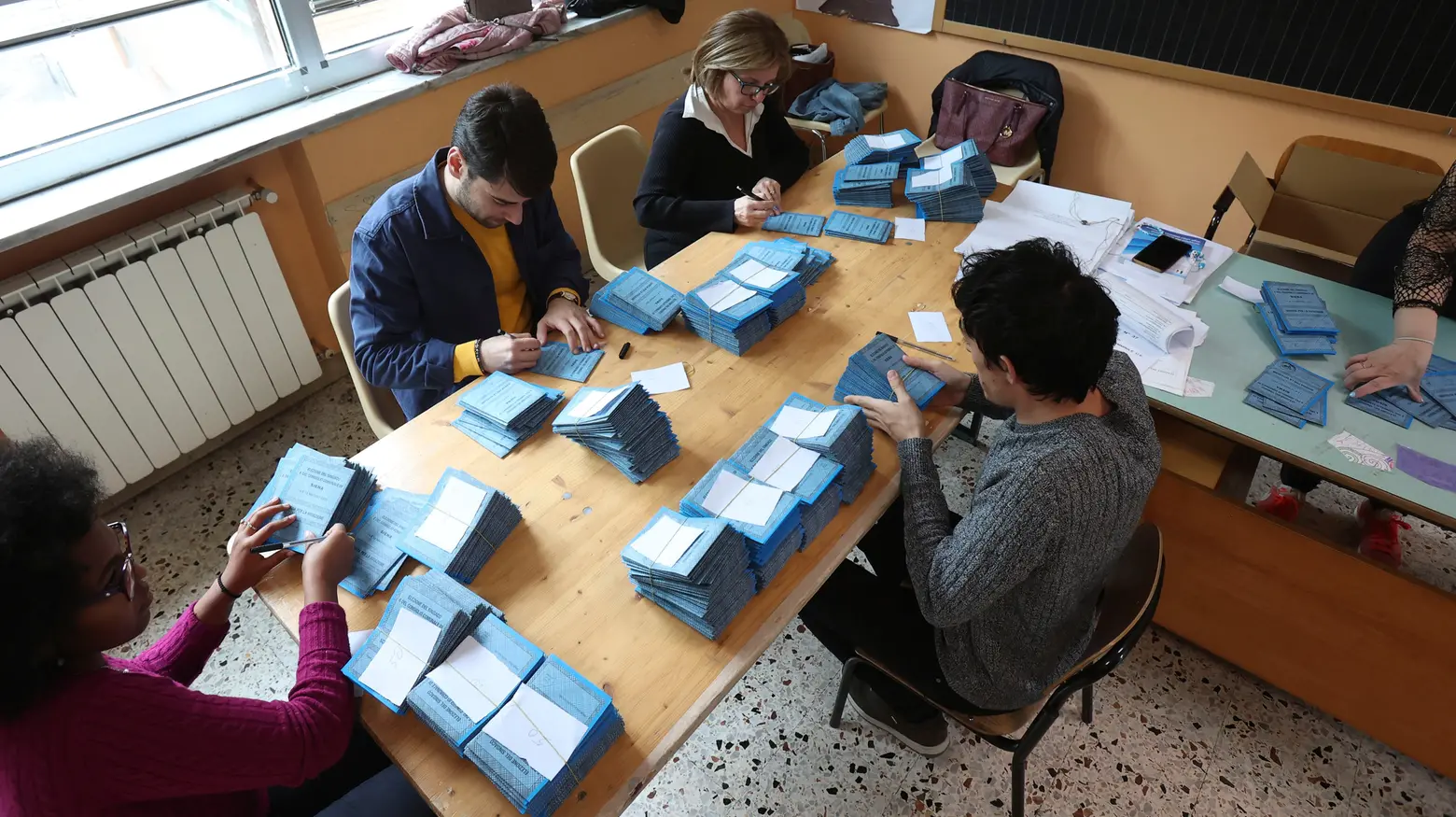 La preparazione delle schede in un seggio elettorale a Siena (Foto Dipietro)