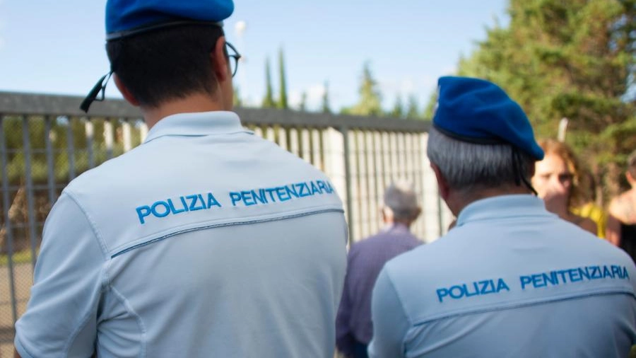 Agenti della polizia penitenziaria (foto generica)