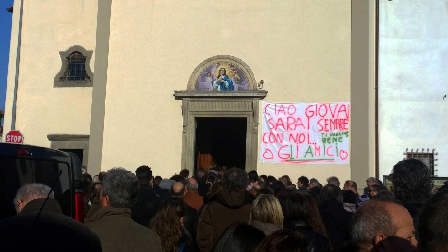 Folla al funerale di Giovanni Locci (foto Andi Shtylla/Germogli)