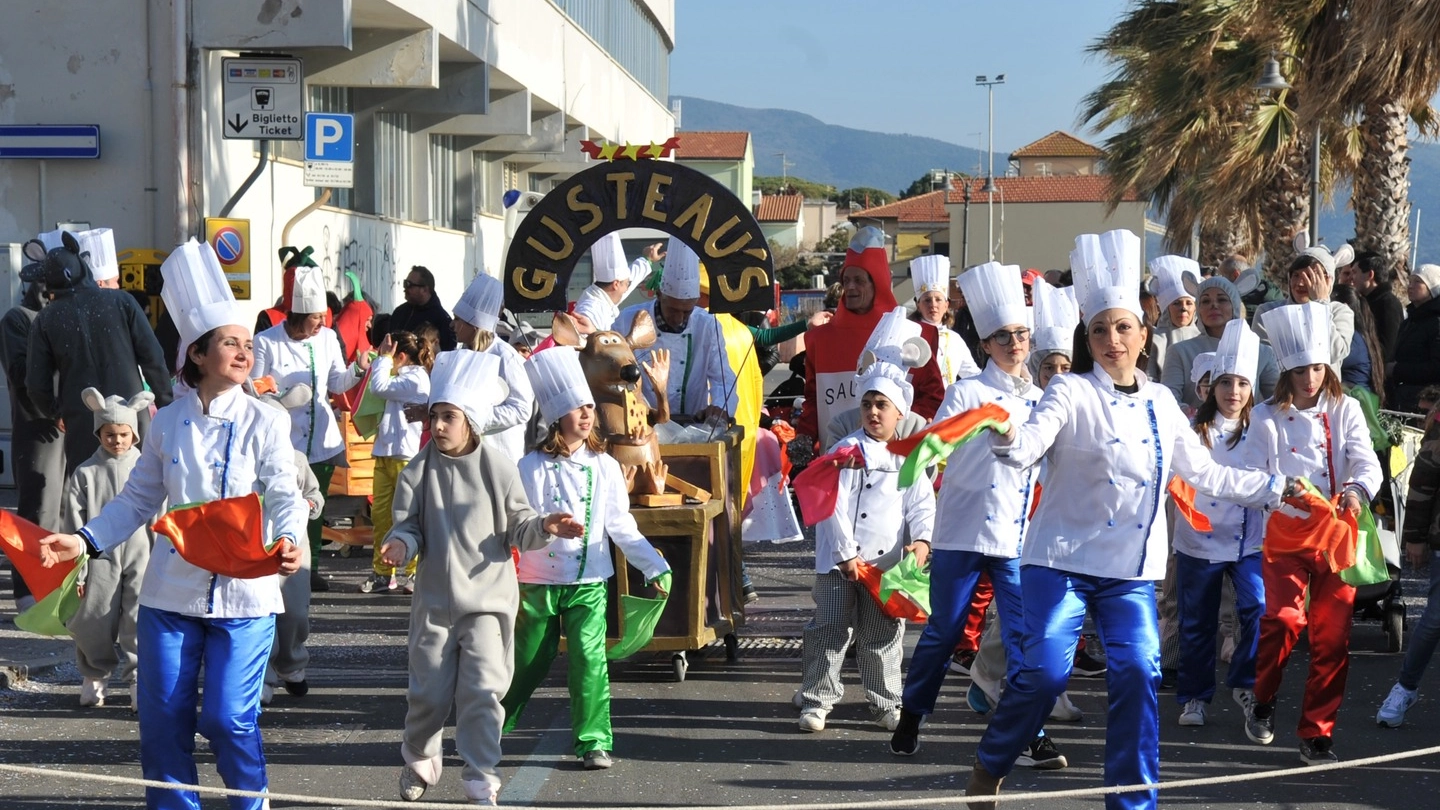 Il gruppo di Carnevalando al Carnevale di Follonica (Foto Agostini)