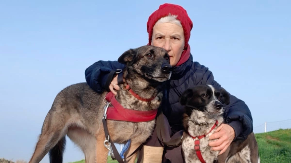 Un'immagine di Cinza Cartacci con i suoi cani, Rondine e Charlotte