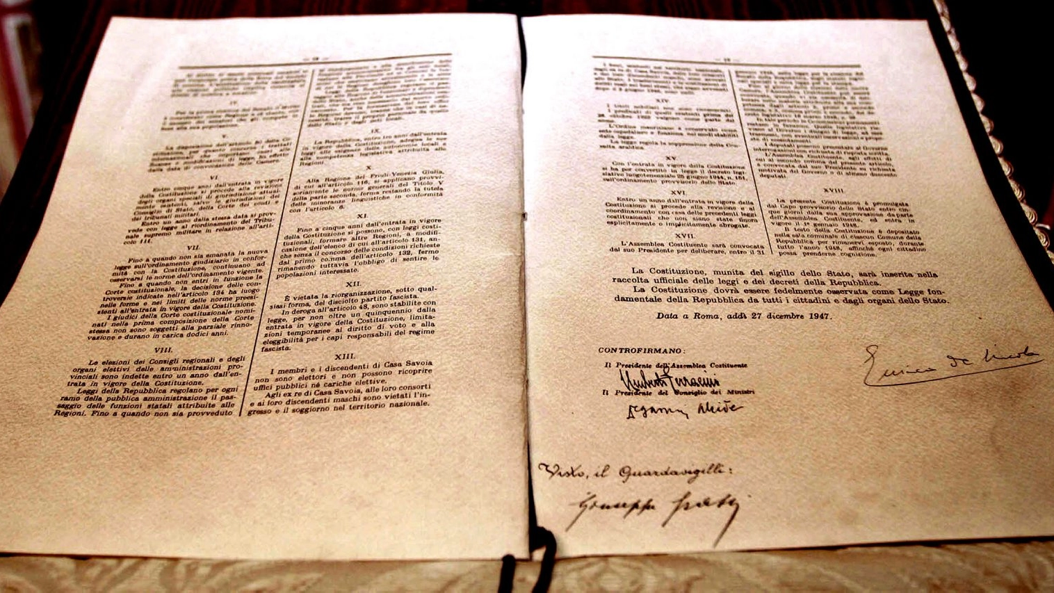 La Costituzione Italiana con firma di De Nicola al Senato