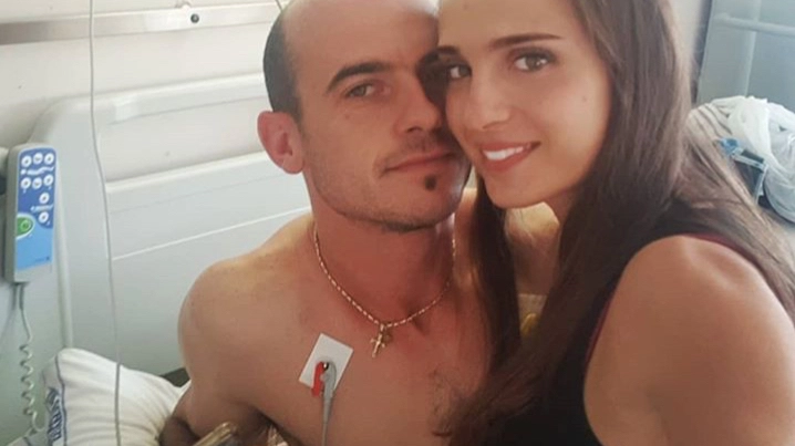 Federica Regnani ha messo su Instagram questa foto che la ritrae con Gingillo all’ospedale. E che mostra che sta bene
