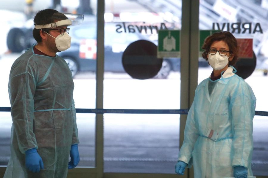 Personale sanitario a Malpensa (Ansa)