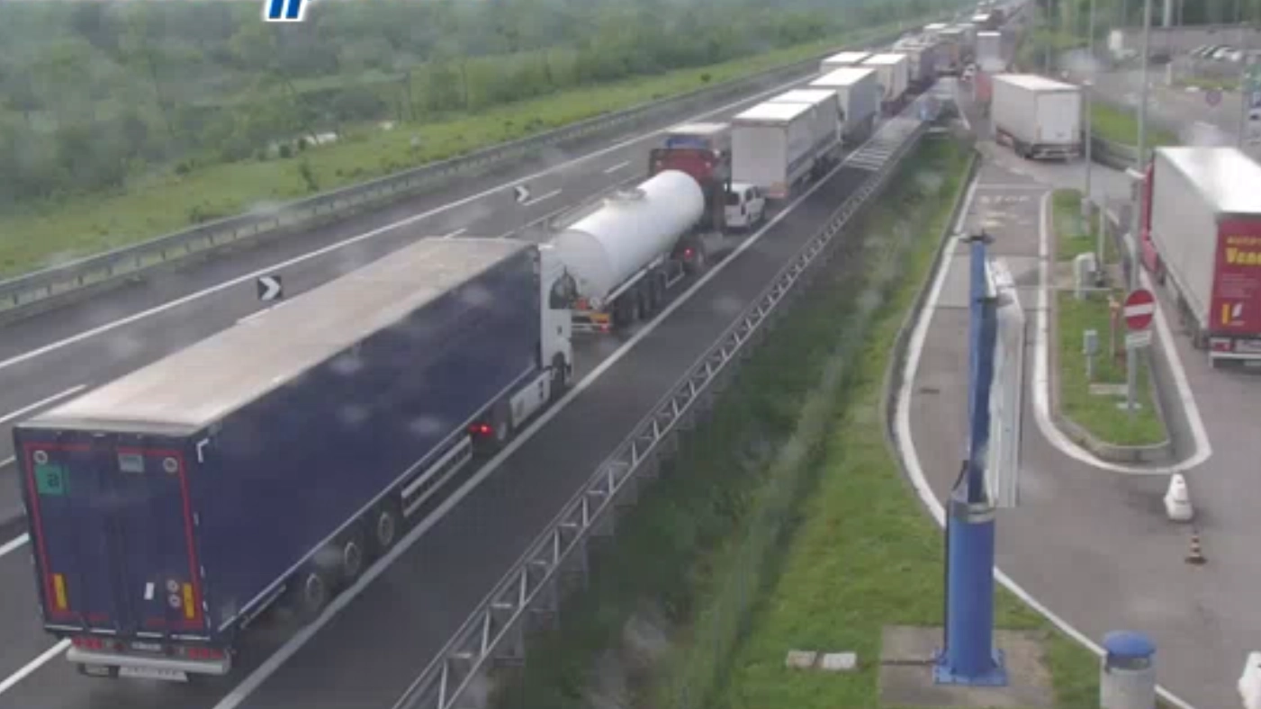 Autostrada A1 Valdarno, traffico bloccato per incidente (Foto Autostrade per l'Italia) Autostrada A1 Valdarno, traffico bloccato per incidente (Foto Autostrade per l'Italia)
