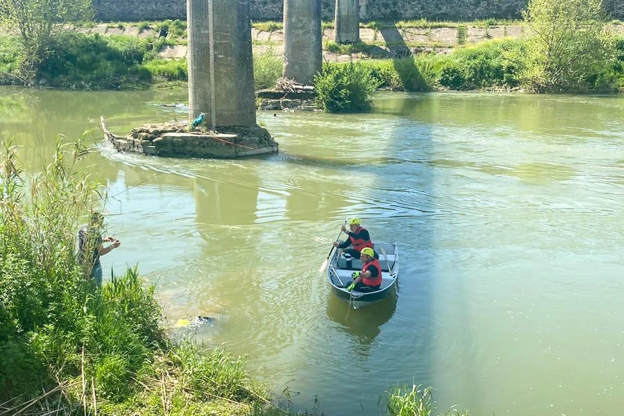 Le ricerche della statua di Cavallotti in Arno (Germogli)