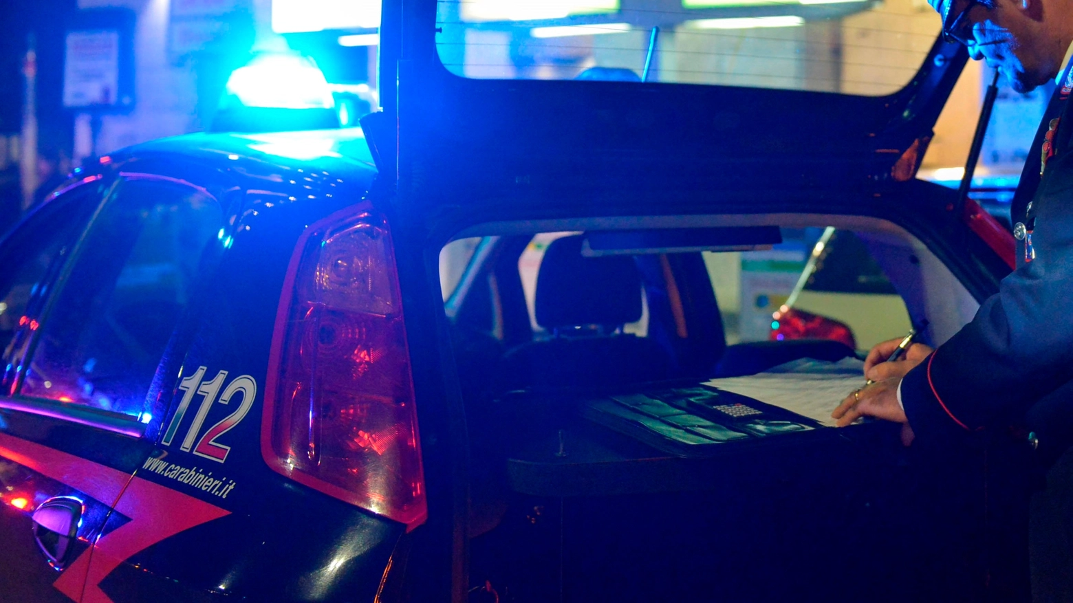 Uno sconosciuto gli avrebbe strappato il telefono dalle mani e poi lo avrebbe gettato a terra