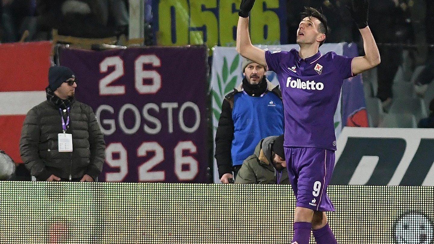 Nikola Kalinic esulta dopo il gol in Fiorentina-Juventus