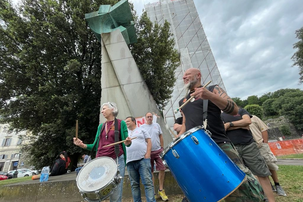 Ex Gkn, la protesta degli operai alla torre di San Niccolò (Foto Moggi / New Press Photo)