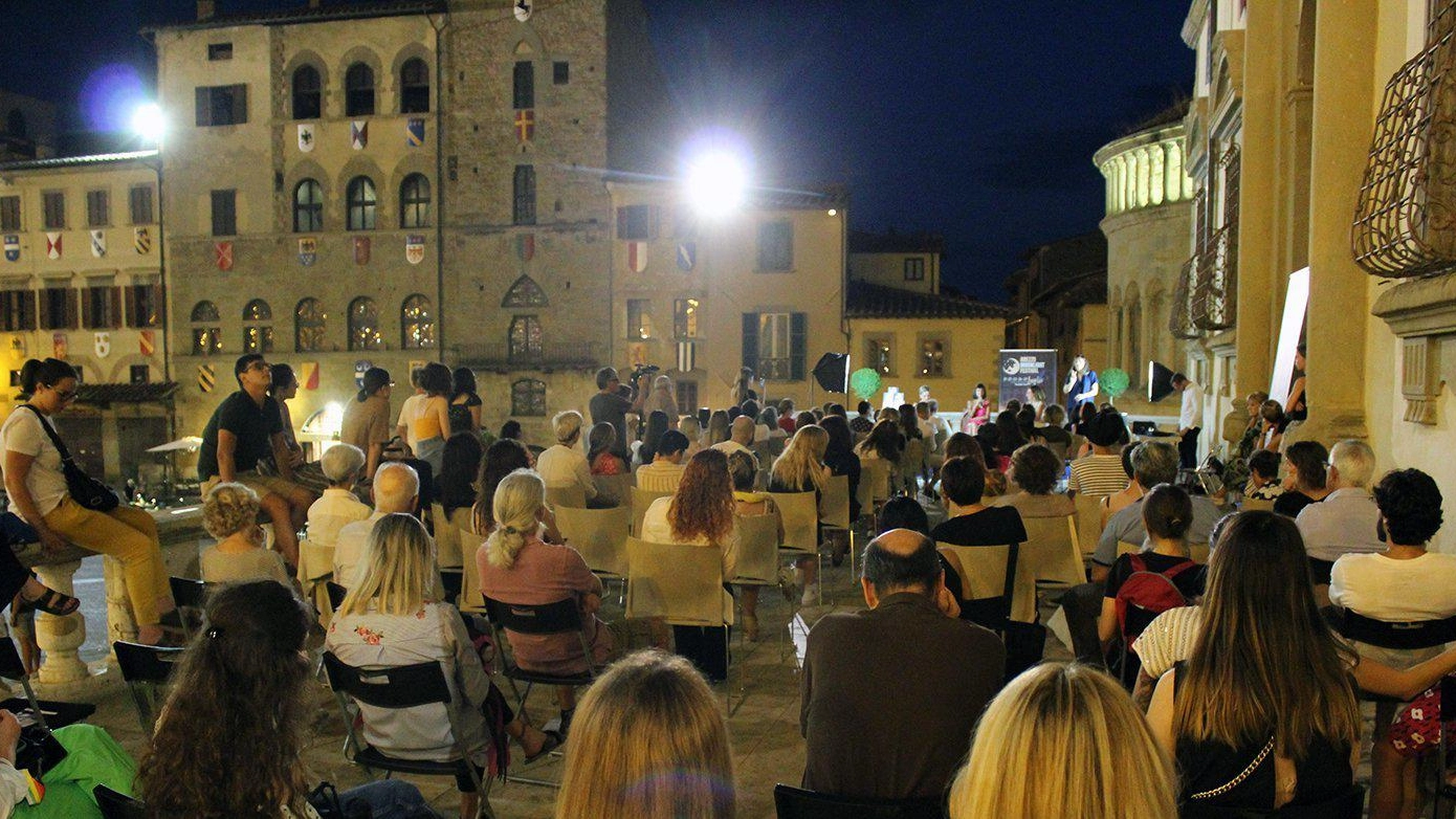 Salotto letterario in piazza Grande Sfilano gli autori di Moonlight festival Salotto letterario in piazza Grande Sfilano gli autori di Moonlight festival
