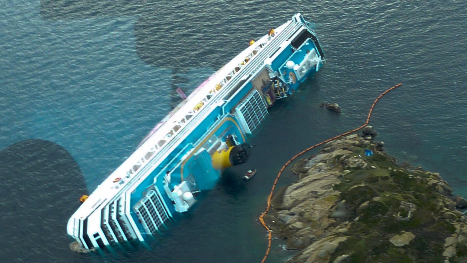 La Concordia naufragata all'Isola del Giglio (Ansa)
