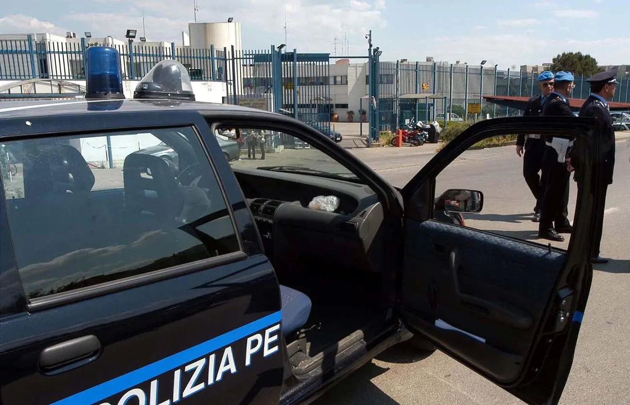 Sollicciano, detenuto tenta il suicidio: salvato
