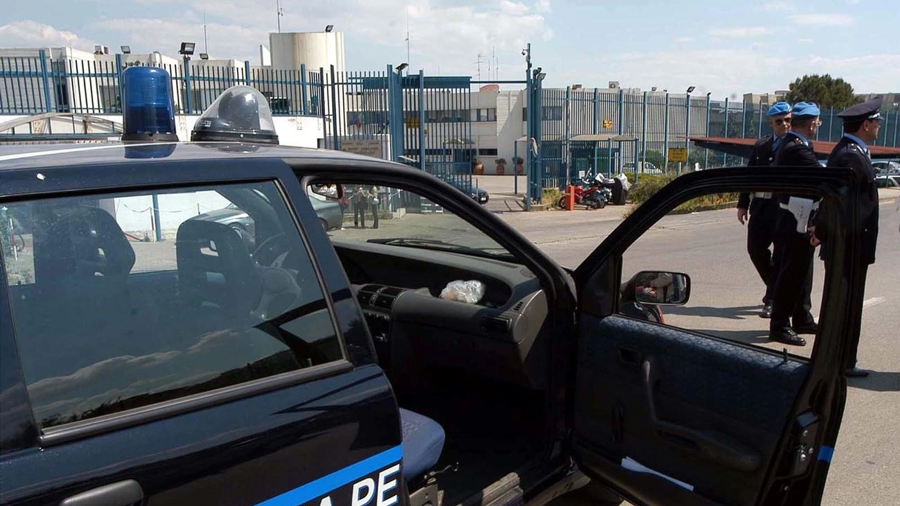 Sollicciano, detenuto tenta il suicidio: salvato