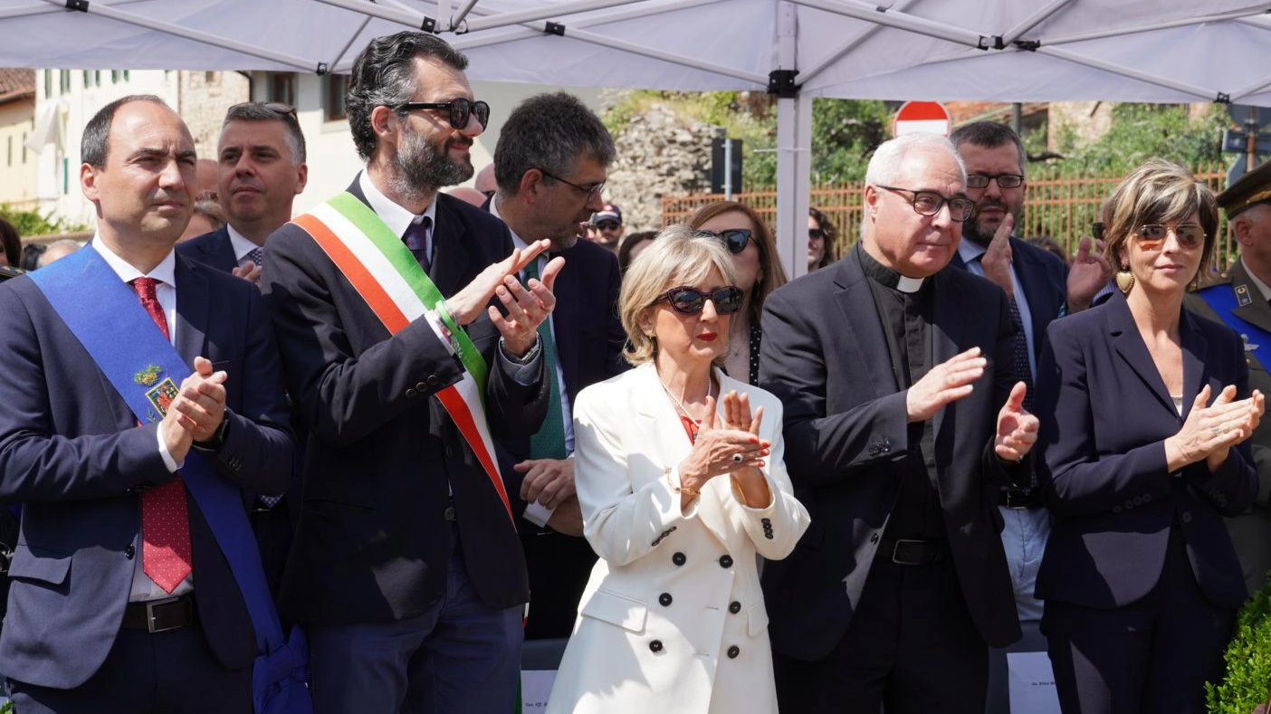 Festa  Repubblica, enorme tricolore al Castello