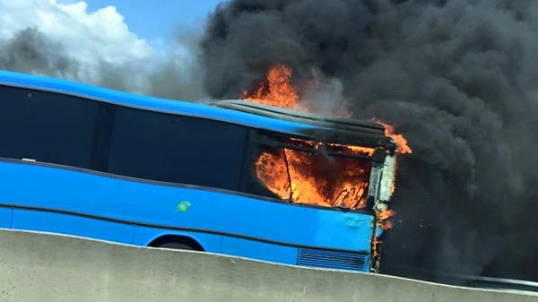 L'autobus in fiamme (foto twittata da Muoversi in Toscana)