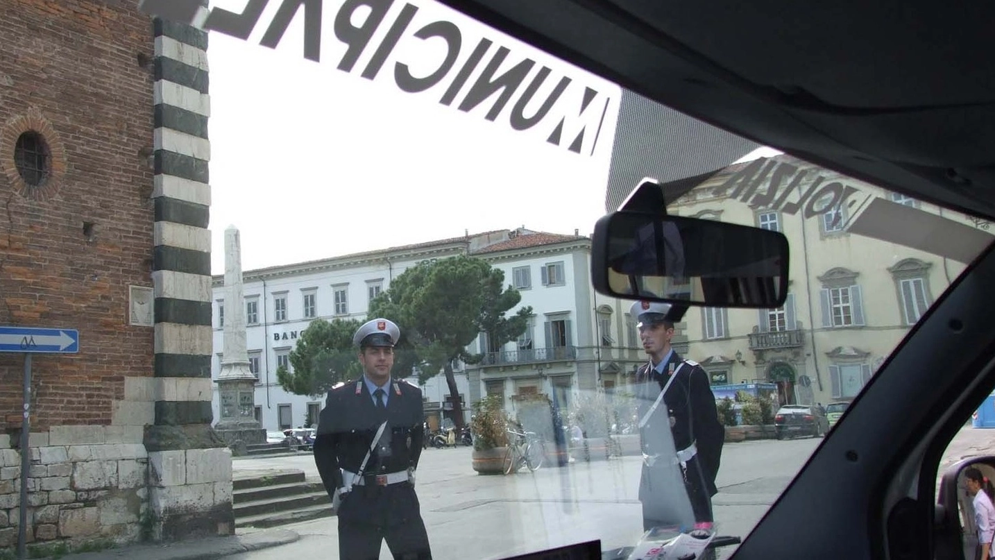 Agenti della Polizia municipale di Prato all’opera in centro storico (Attalmi)