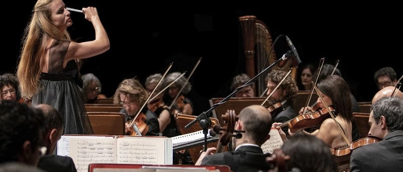 Beatrice Venezi dirige l’Orchestra della Toscana