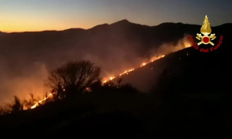Maxi incendio di bosco fra Liguria e Toscana