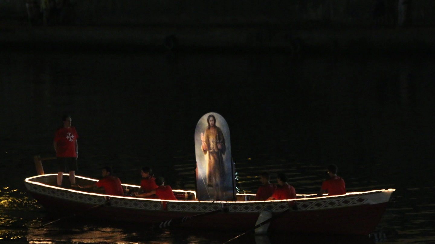 L’effigie di San Ranieri portata in processione sul fiume (foto di Valtriani)