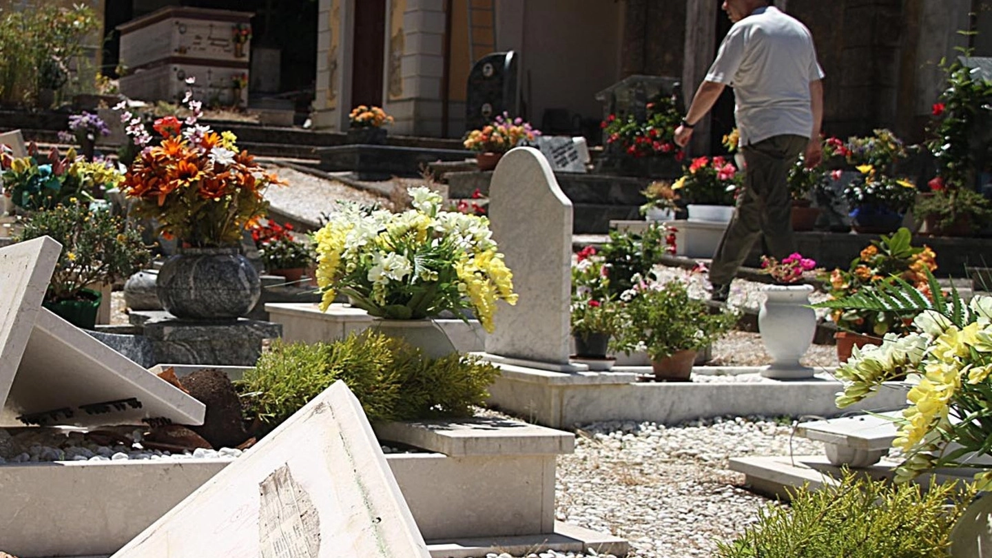Le tombe del cimitero di Lorenzana distrutte dal raid vandalico