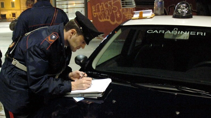 I carabinieri stanno effettuando le ricerche per rintracciare l’auto incriminata e gli autori degli spari I carabinieri stanno effettuando le ricerche per rintracciare l’auto incriminata e gli autori degli spari