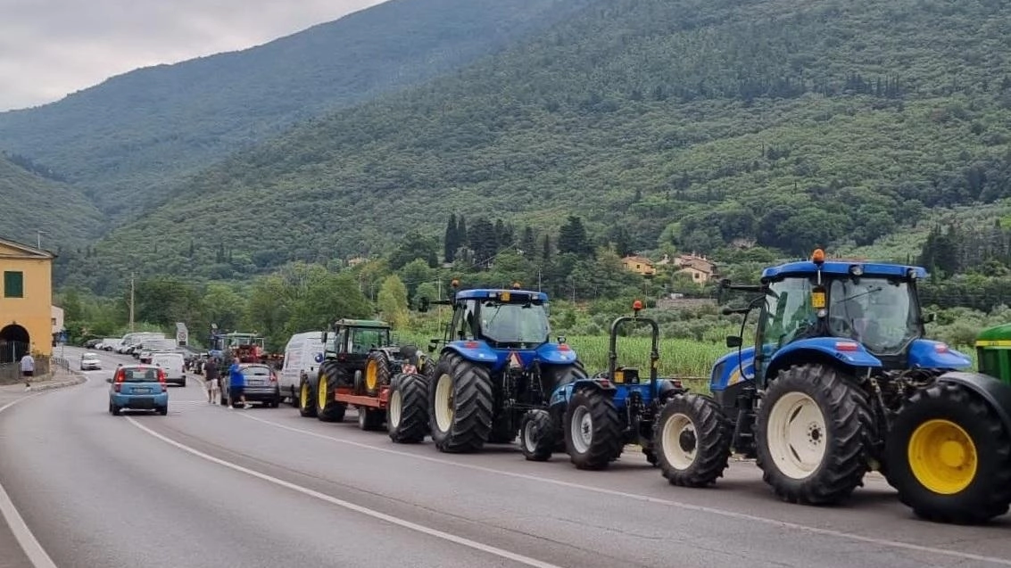 Gli agricoltori a Vernio. Sfilata di cento trattori