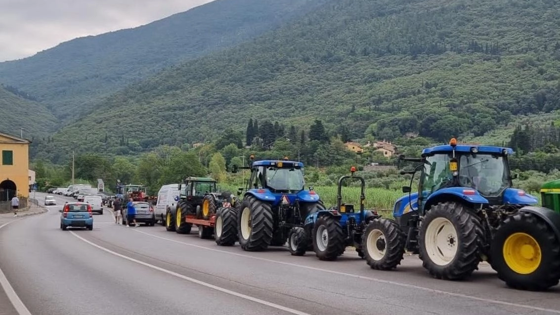 Gli agricoltori a Vernio. Sfilata di cento trattori Gli agricoltori a Vernio. Sfilata di cento trattori