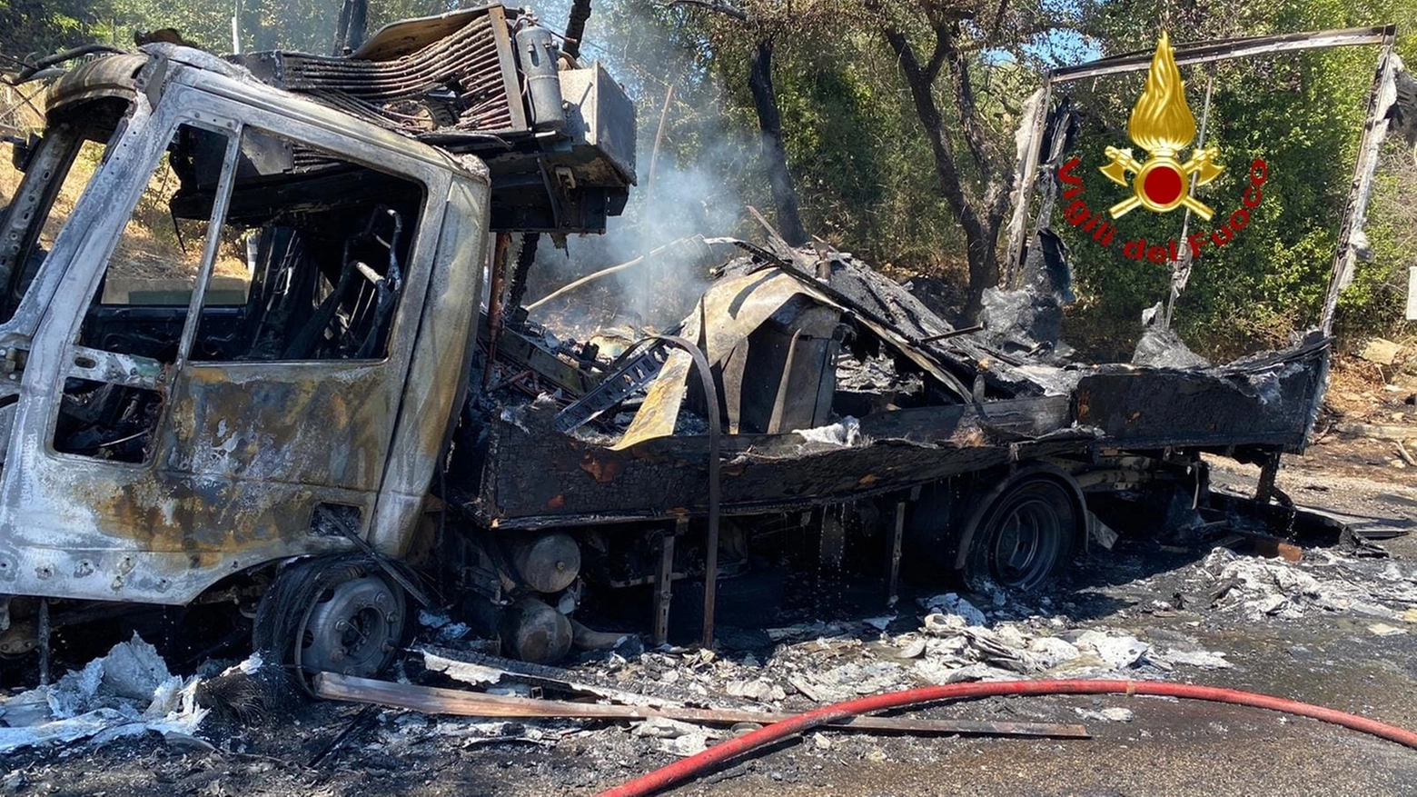 Il camion devastato dalle fiamme