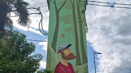 Resta una ‘cabina in rosa‘ sulla Freddana Street art per il dialogo tra uomo e natura Resta una ‘cabina in rosa‘ sulla Freddana Street art per il dialogo tra uomo e natura