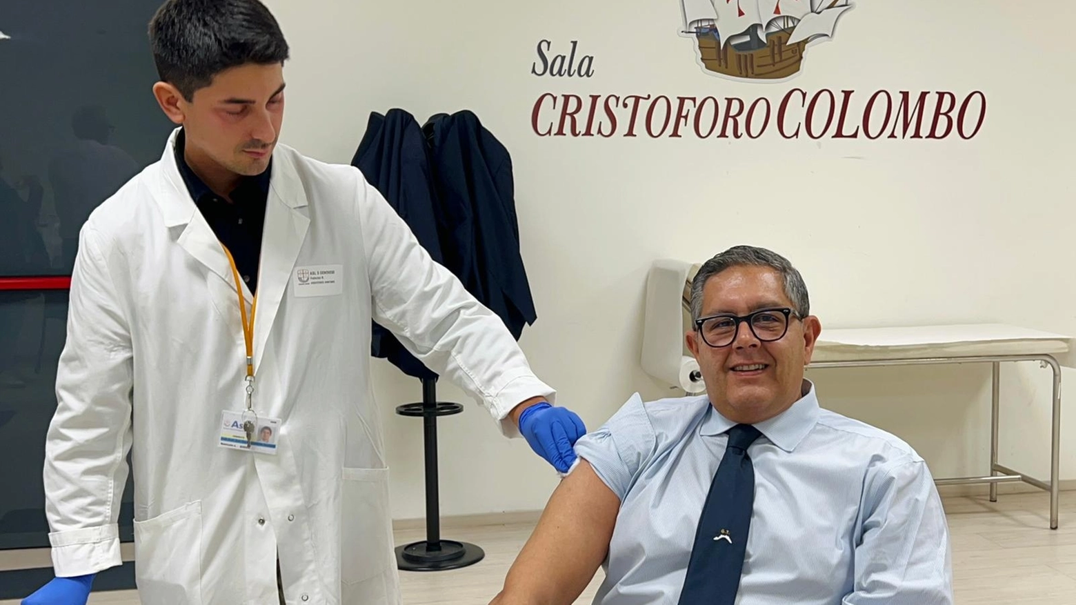 Il presidente della Regione Liguria, Giovanni Toti durante la vaccinazione Il presidente della Regione Liguria, Giovanni Toti durante la vaccinazione