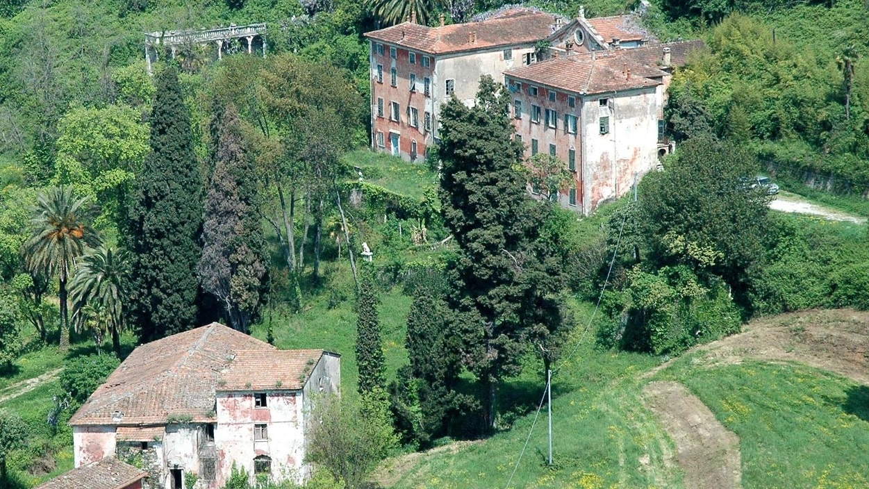 Villa Massoni, antica dimora degradata immersa in un parco quasi abbandonato 